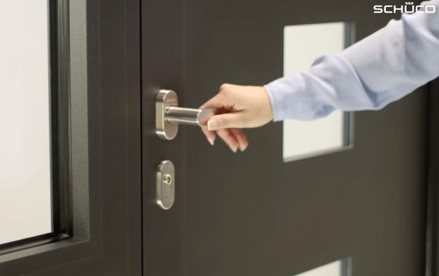 Contro i microbi accessori e serramenti Schüco trattati con finiture superficiali all'argento