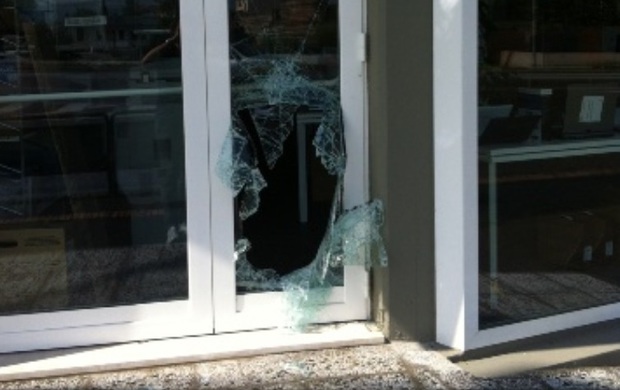 Rottura vetri. Bolzano: muore ragazzino di 12 anni dopo aver frantumato porta finestra