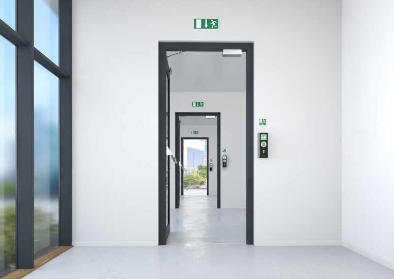 Uscite di emergenza e vie di fuga controllate con SafeRoute di Dormakaba