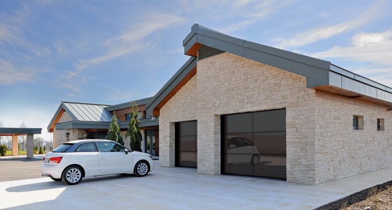 ALR F42 Vitraplan di Hörmann: riflessi e trasparenze per valorizzare le architetture