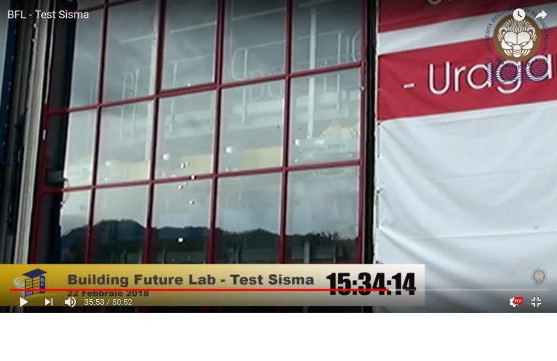 Test sisma al BFL. La facciata Aluk SL50 resiste al ‘crescendo test’