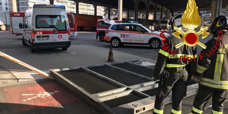 Cancello cade e schiaccia a terra finanziere a Chiasso