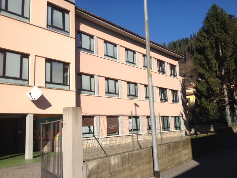 Mala scuola a Brescia. Cancello crolla in edificio scolastico