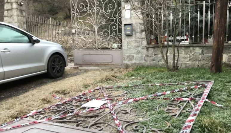 Vecchio cancello in ferro si abbatte su donna