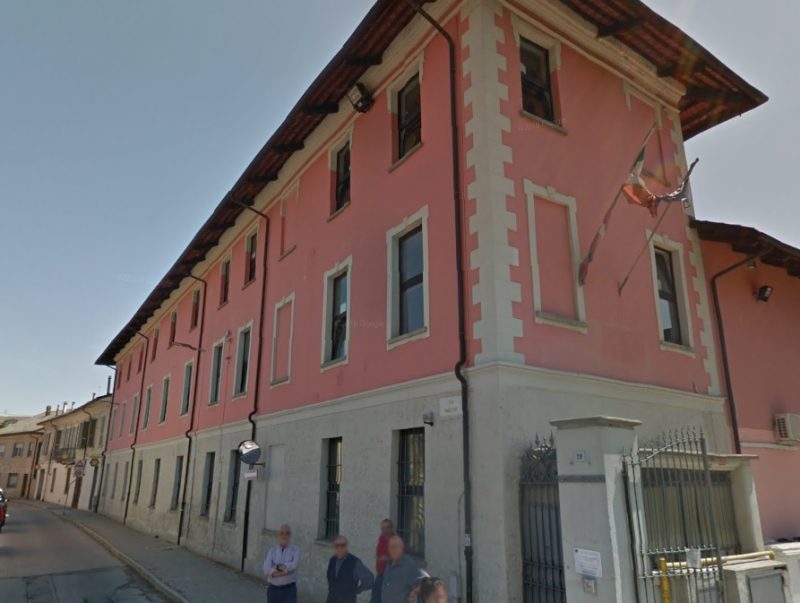 Finestre che cadono in scuola e ospedale presso Torino