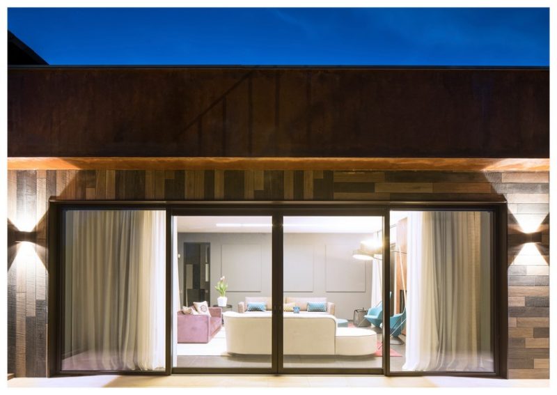 Serramenti: villa corten con finitura Finstral LC34
