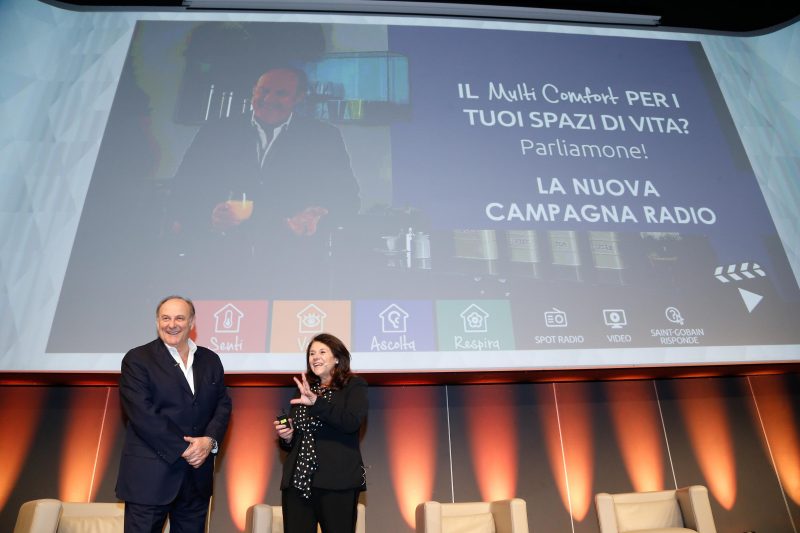 La voce di Gerry Scotti in Vicini di Multi Comfort, campagna radio Saint-Gobain