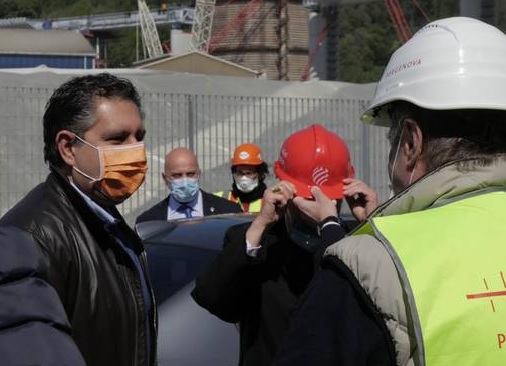 Così Toti ha dato l’ok ai serramenti metallici nei cantieri