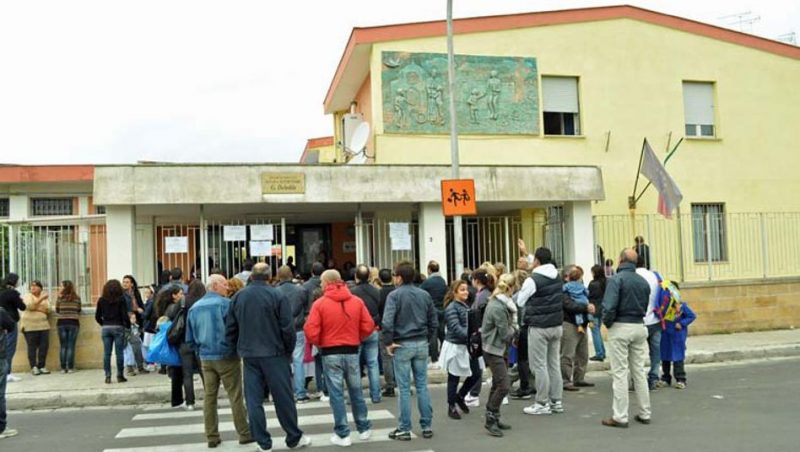 Scuola a Brindisi. Le finestre cadono? “Inchiodiamole”