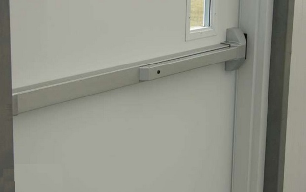 Dispositivi di autochiusura. Obbligatori per le porte tagliafuoco degli hotel?