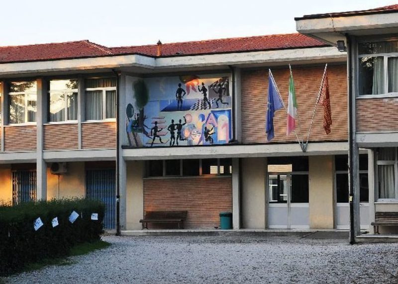 Mala scuola a Venezia. Cade una finestra. Nessun ferito