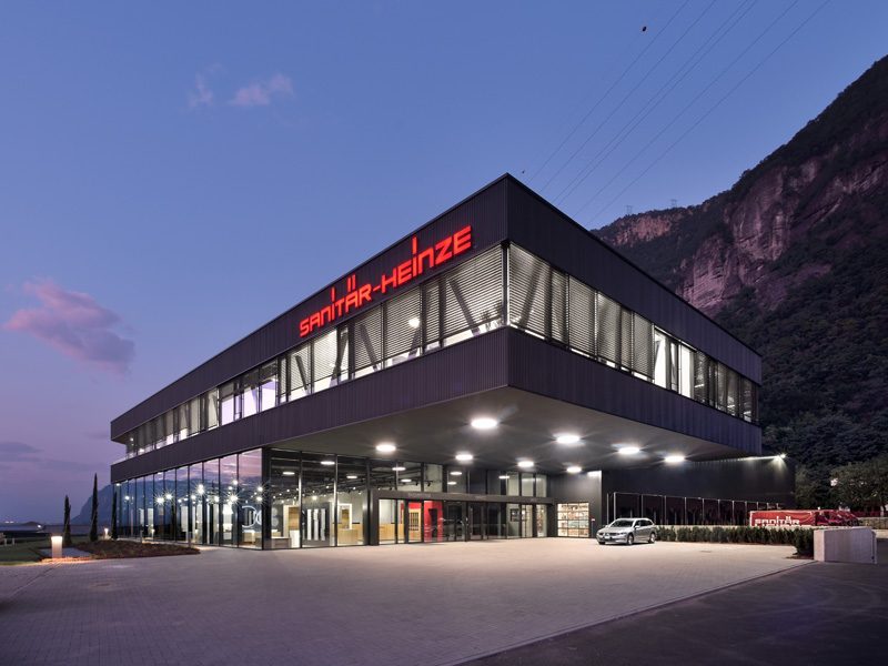 Facciate a secco per la nuova sede Sanitär Heinze, progettata da Pichler Architects