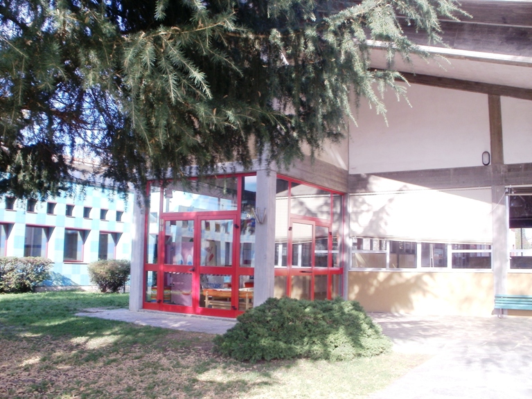 Mala scuola in Brianza. Cade finestra su bidella
