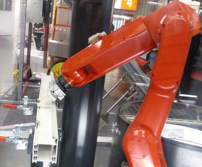Robot antropomorfi e serramenti. Se ne parla al Serramentour di Bari