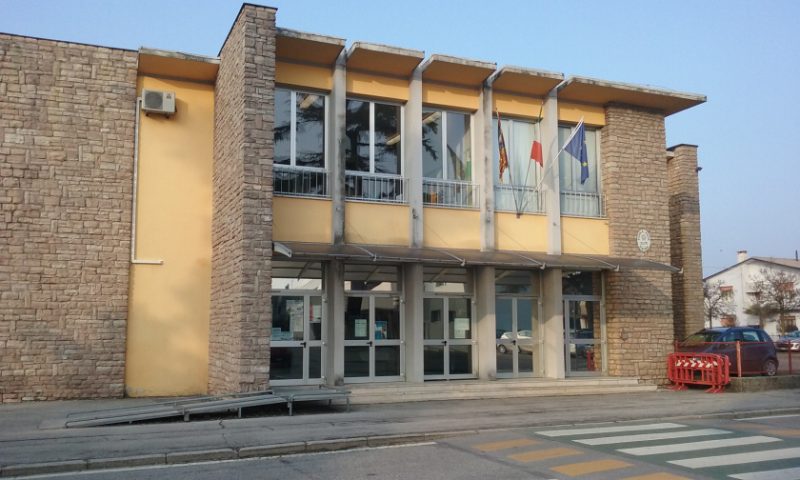 Incidente in scuola media. Infisso ferisce operatrice scolastica