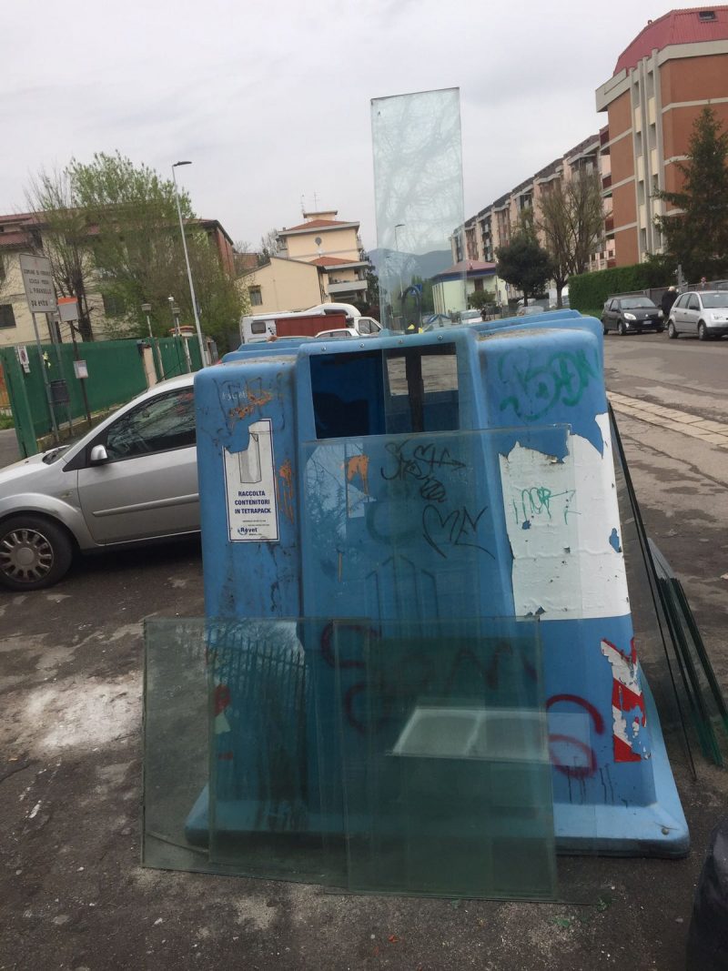 Rischia l’arresto. Sostituiva gli infissi, si faceva pagare lo smaltimento ma…