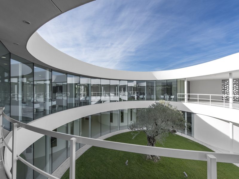 Corian e vetro per le facciate del nuovo HQ di Omnicos Cosmetics